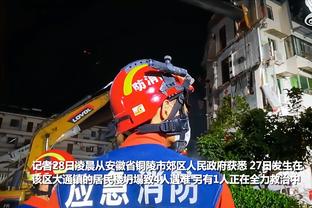 布克谈逆转取胜：尼克斯上一场在主场胖揍我们 今天大家团结一心